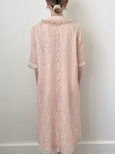 Load image into Gallery viewer, Peach Pink 1950s Vintage Lace Peignoir (S/M)
