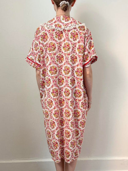 1950s Retro Red Floral Cotton Housecoat Nightgown (M/L)