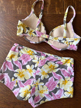 Load image into Gallery viewer, 90s Hawaiian Hibiscus Bikini Set (S)
