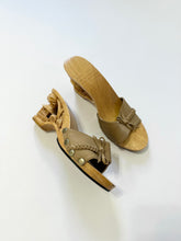 Load image into Gallery viewer, Vintage 1940s Wooden Carved Bow Kitten Mules
