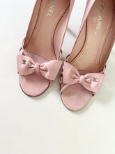 Load image into Gallery viewer, Chanel Pink ‘CC’ Dainty Bow Pumps (8.5)
