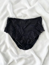 Load image into Gallery viewer, Black Flutter 90s Victoria’s Secret Panties (M)
