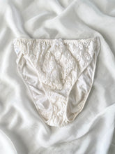 Load image into Gallery viewer, White Lace 80s Victoria’s Secret Panties (M-L)
