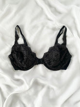 Load image into Gallery viewer, Black Lace 90s Victoria’s Secret Bra (36C)
