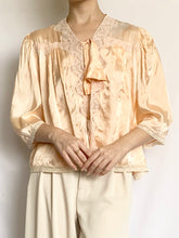 Load image into Gallery viewer, Peach Pink 1940s Satin Crepe Bed Jacket (M)
