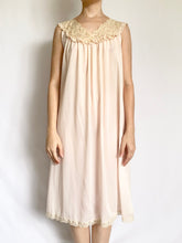 Load image into Gallery viewer, Pink 1950s Delicate Nightgown and Peignoir Set (S)
