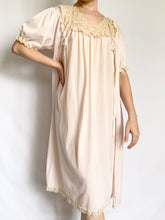 Load image into Gallery viewer, Pink 1950s Delicate Nightgown and Peignoir Set (S)
