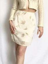 Load image into Gallery viewer, Vintage Silky 2000s Beige Cream Floral Mini Skirt (1/2)
