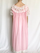 Load image into Gallery viewer, Vintage Bubblegum Pink Lace Trim Peignoir (S/M)
