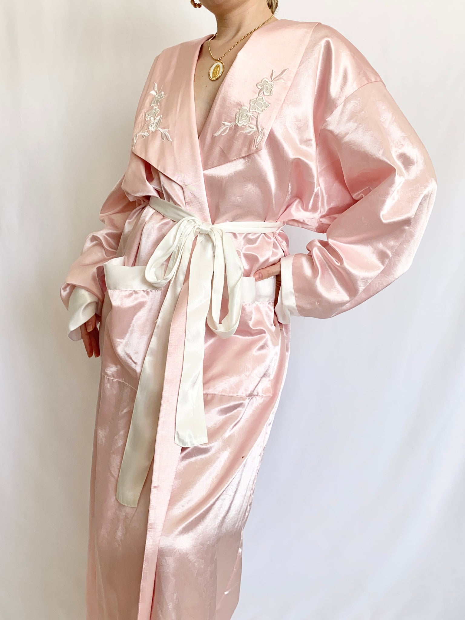 Vintage Victoria's Secret Pink and White Floral Satin Robe (M/L) – Amethyst Lullabies